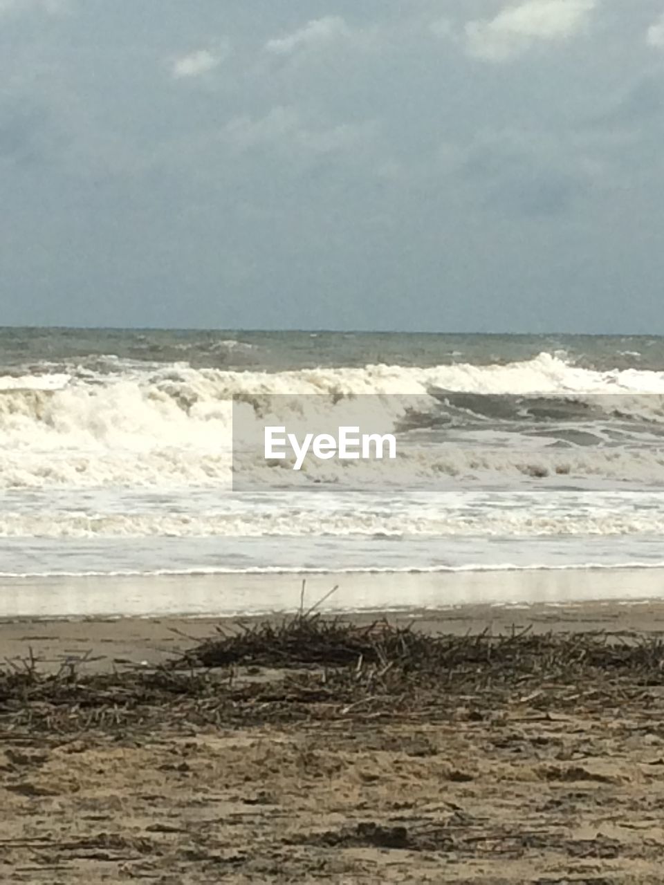 SCENIC VIEW OF SEA SHORE AGAINST SKY