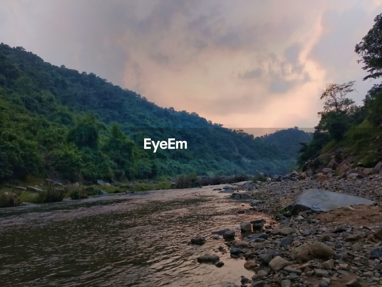 SCENIC VIEW OF LAND AND MOUNTAINS AGAINST SKY