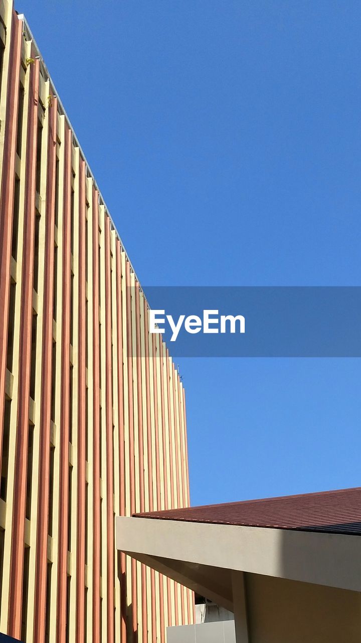 LOW ANGLE VIEW OF BUILDING AGAINST BLUE SKY