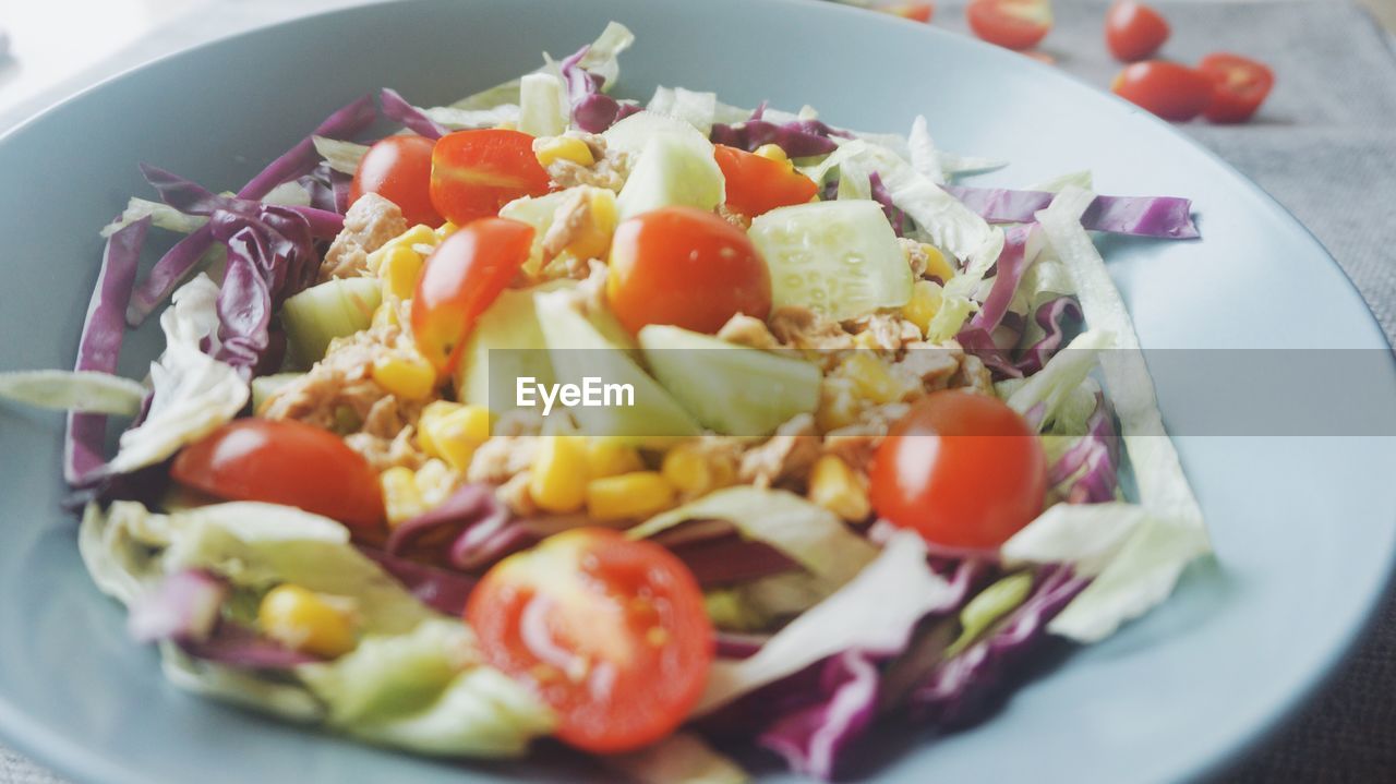 CLOSE-UP OF SALAD IN BOWL