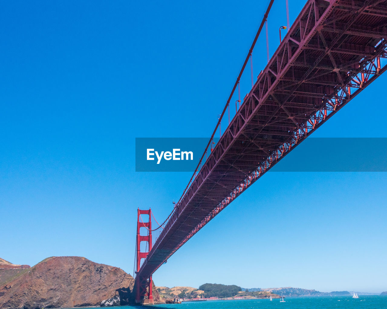 LOW ANGLE VIEW OF SUSPENSION BRIDGE AGAINST CLEAR SKY