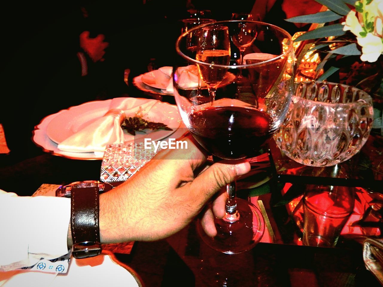 CLOSE-UP OF MAN HOLDING GLASS OF WINE