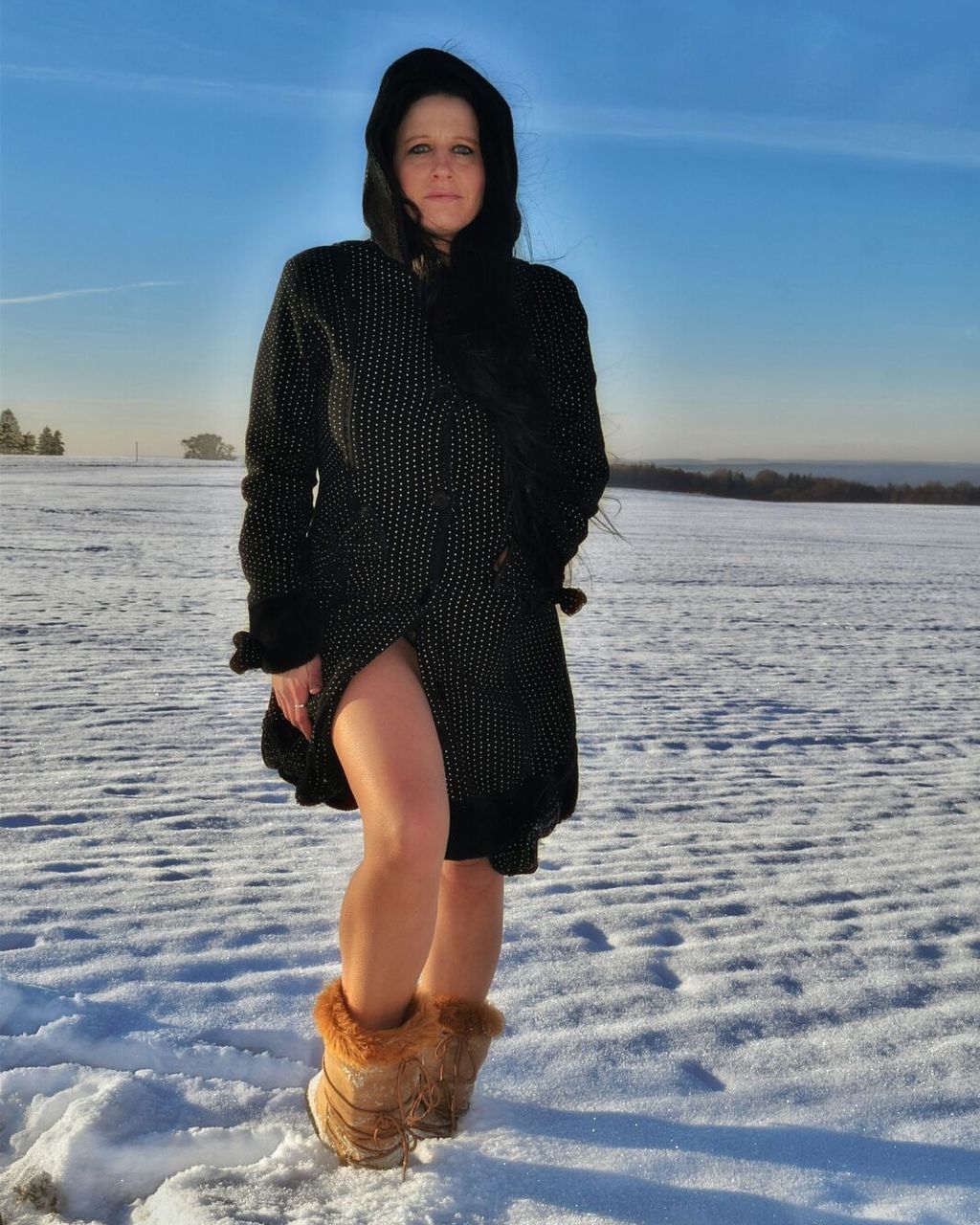 PORTRAIT OF WOMAN STANDING ON SHORE