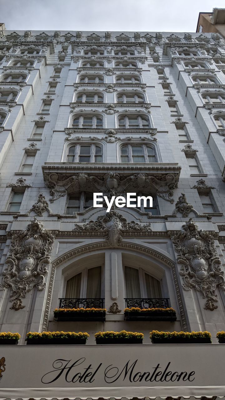 LOW ANGLE VIEW OF BUILDINGS IN CITY