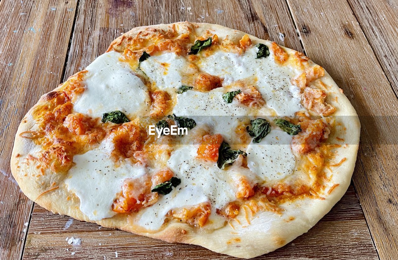 CLOSE-UP OF PIZZA ON TABLE