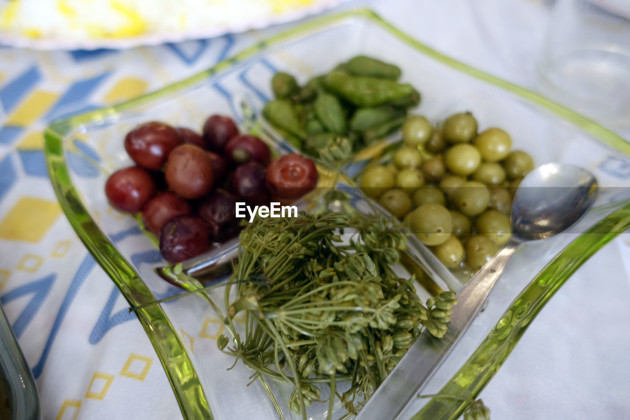 HIGH ANGLE VIEW OF VEGETABLES IN PLATE