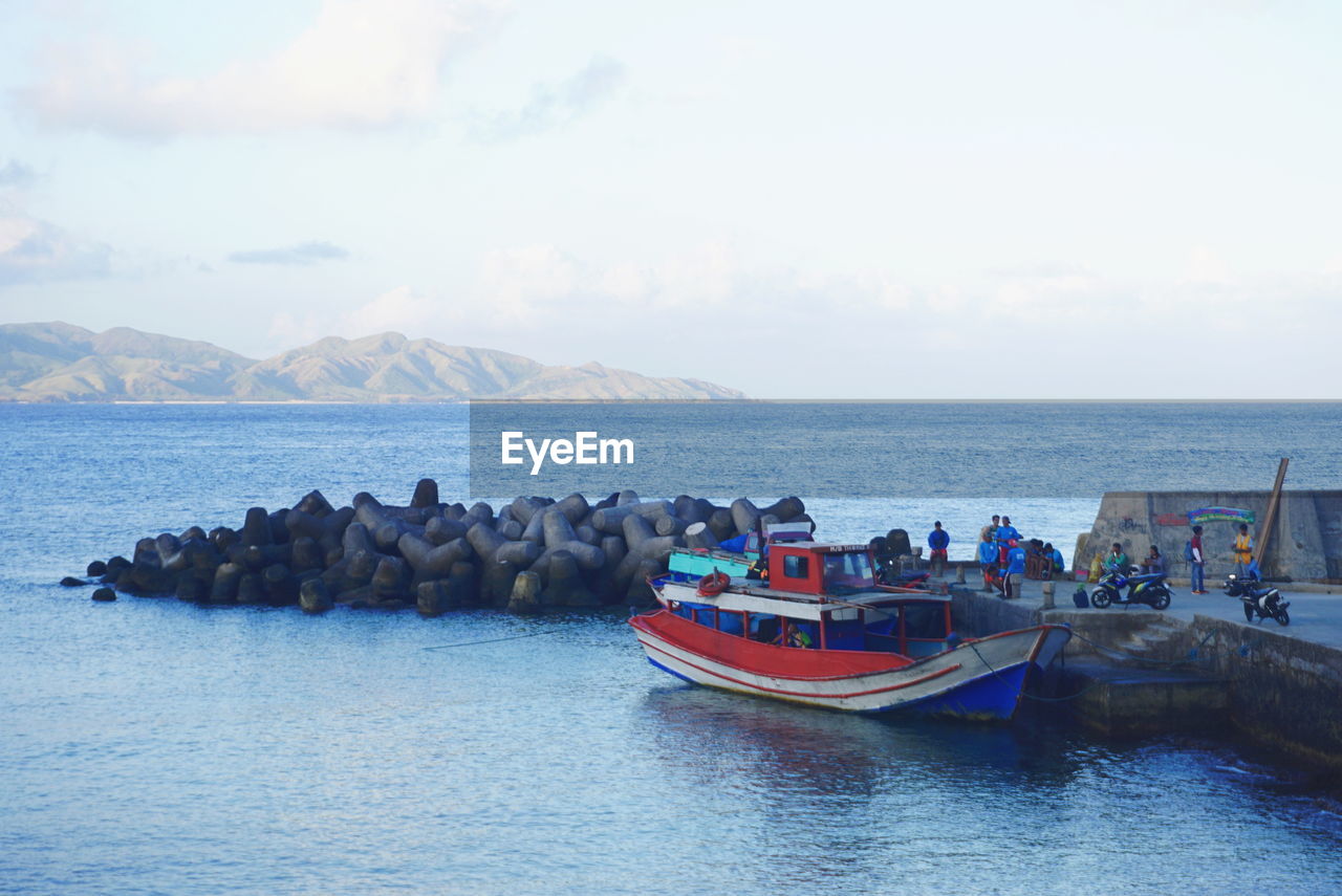 BOATS ON SEA AGAINST SKY