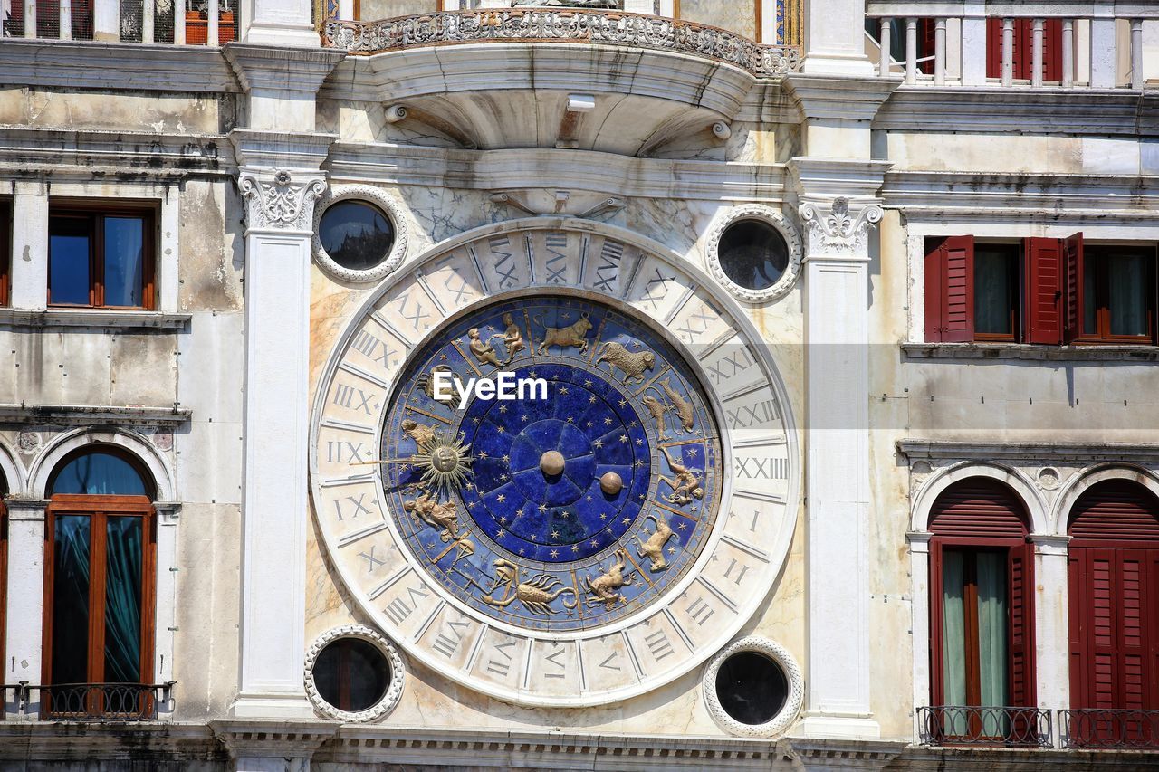 LOW ANGLE VIEW OF BUILDING FACADE