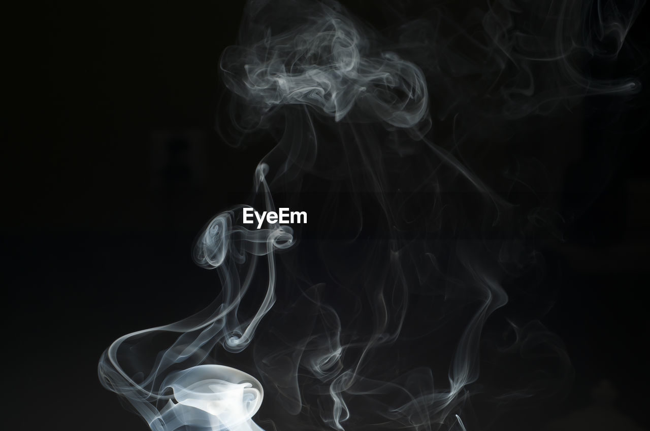 White smoke on black background, smoke background, abstract smoke texture.