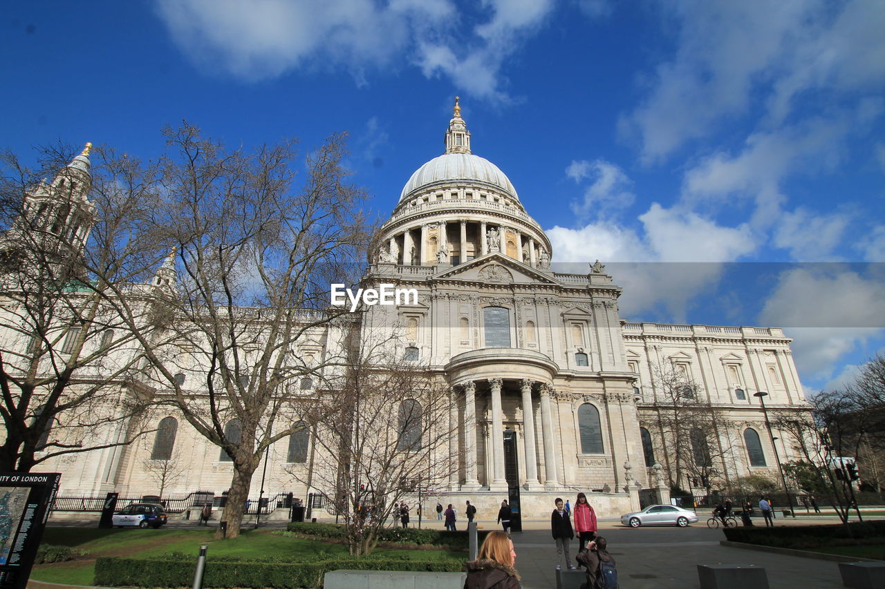 People walking outside st paul cathedral