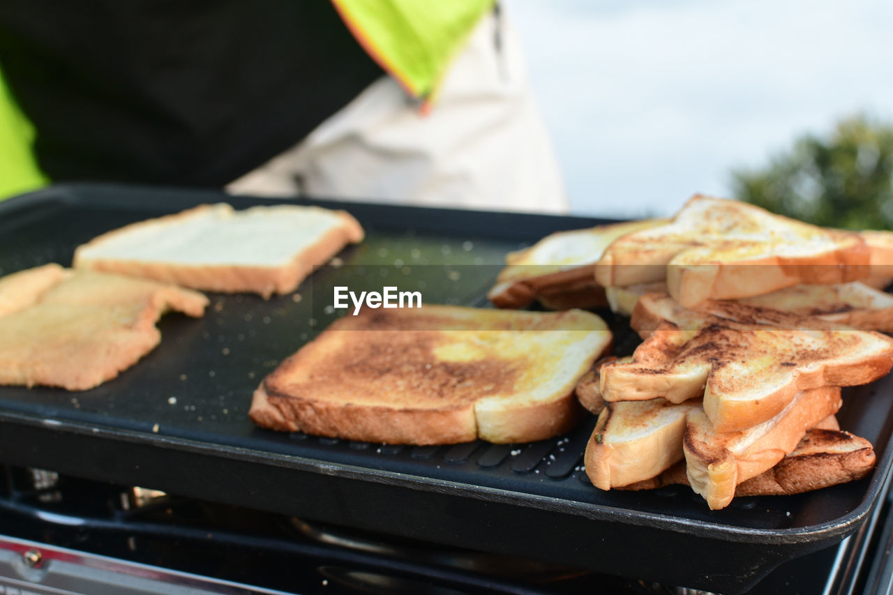 HIGH ANGLE VIEW OF MEAT IN COOKING PAN