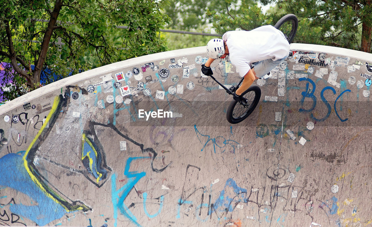 MAN IN BICYCLE