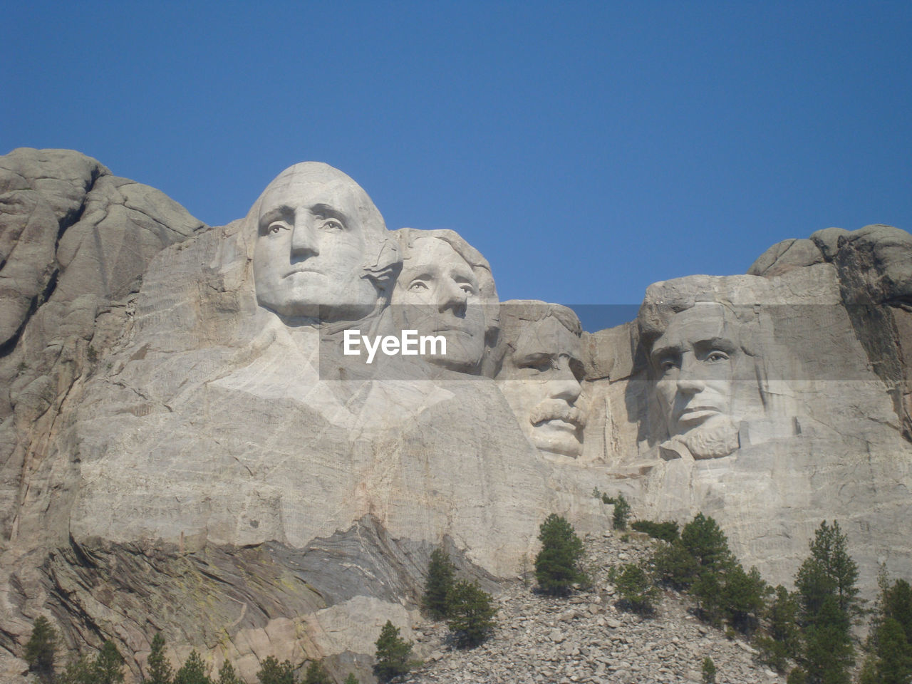 LOW ANGLE VIEW OF STATUES AGAINST SKY
