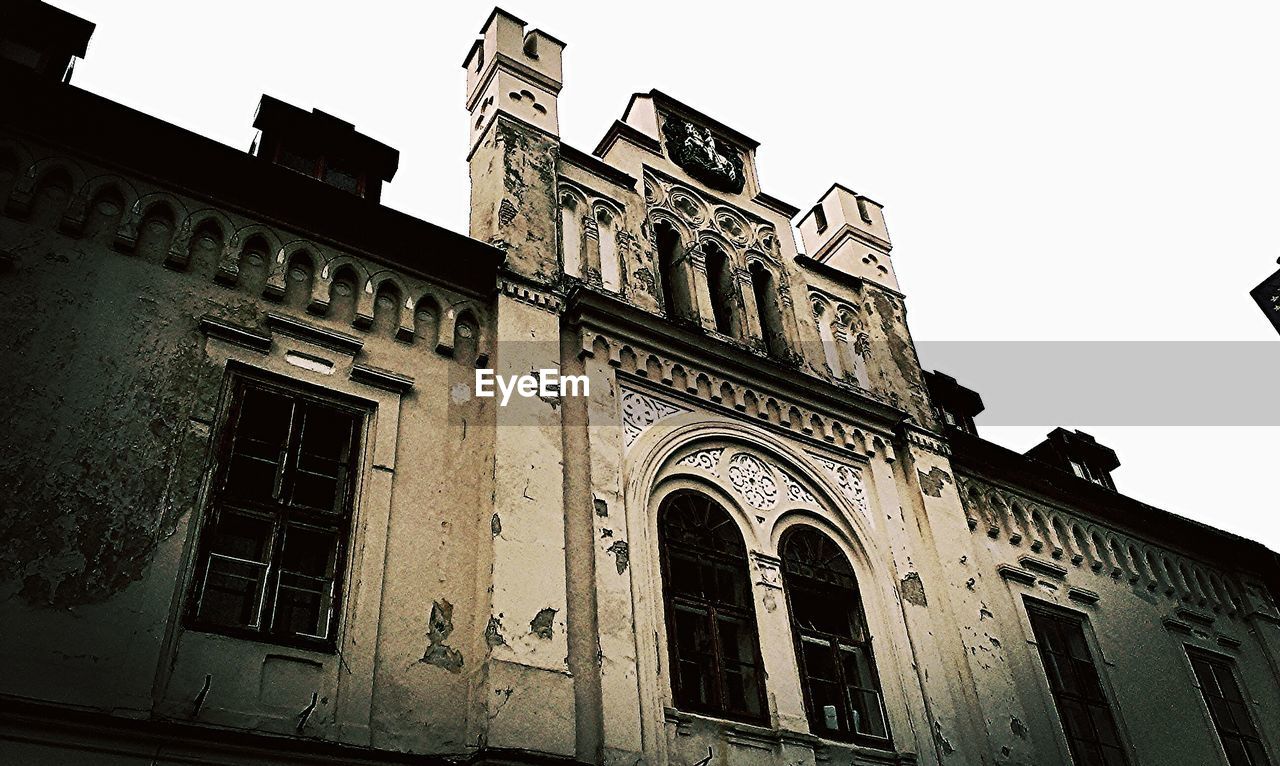 LOW ANGLE VIEW OF HISTORICAL BUILDING