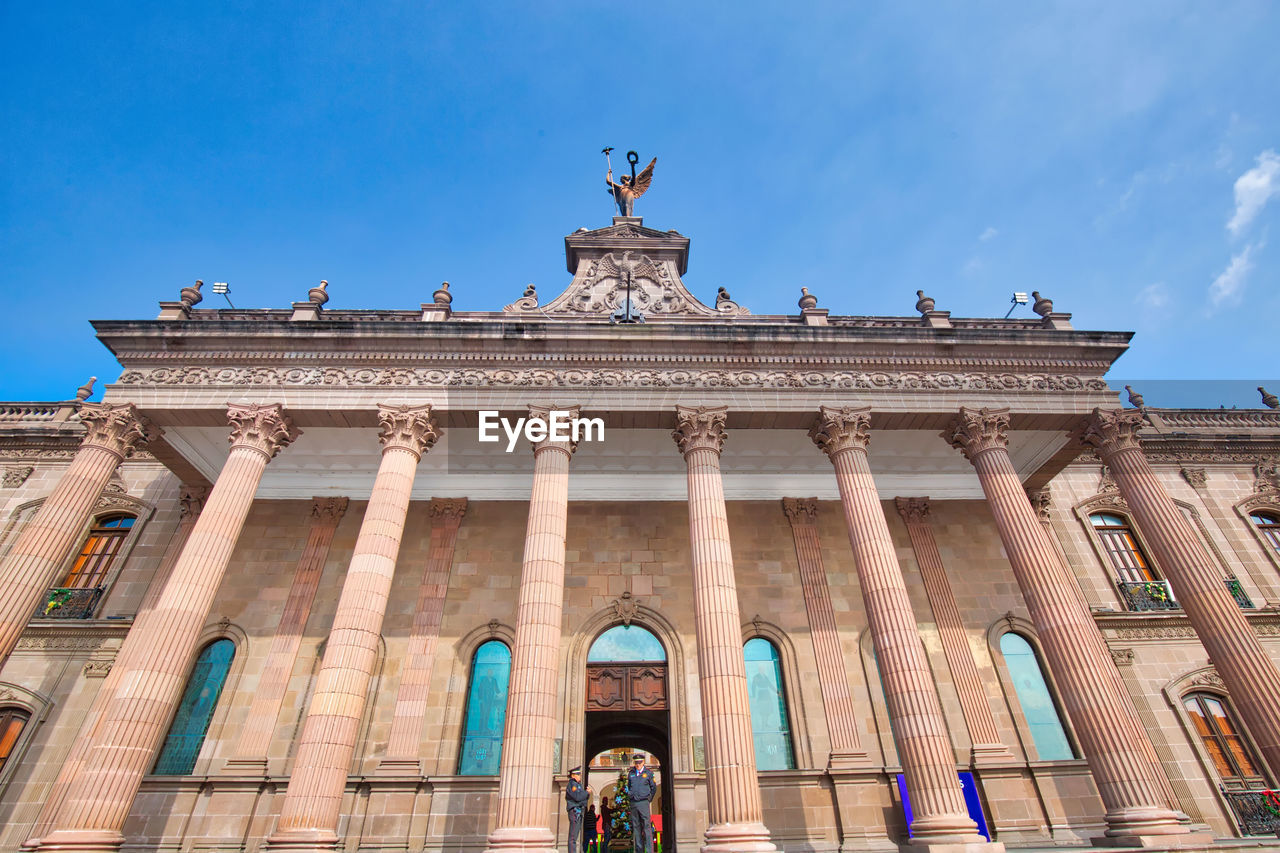 LOW ANGLE VIEW OF STATUE OF BUILDING