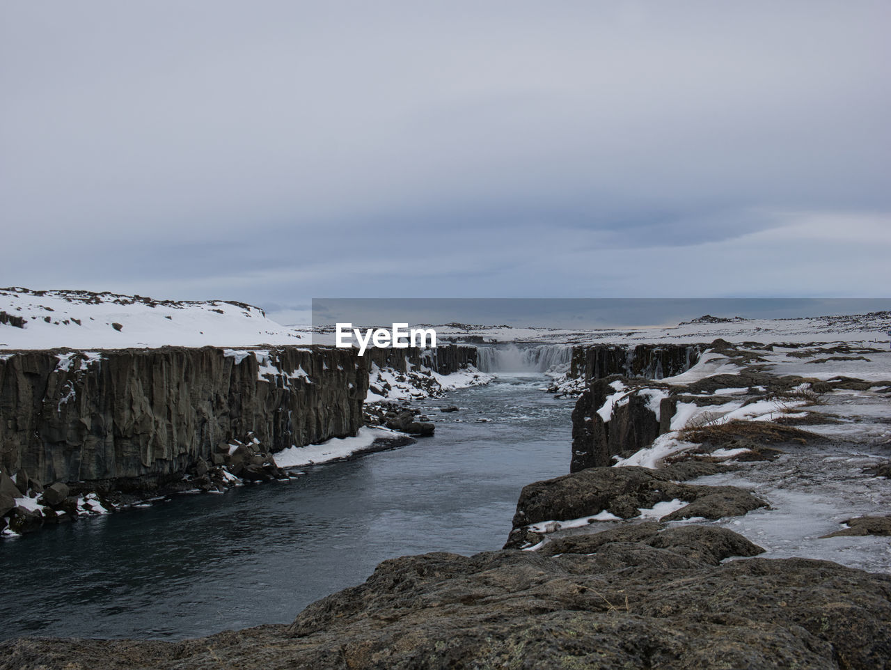 SCENIC VIEW OF FROZEN SEA AGAINST SKY