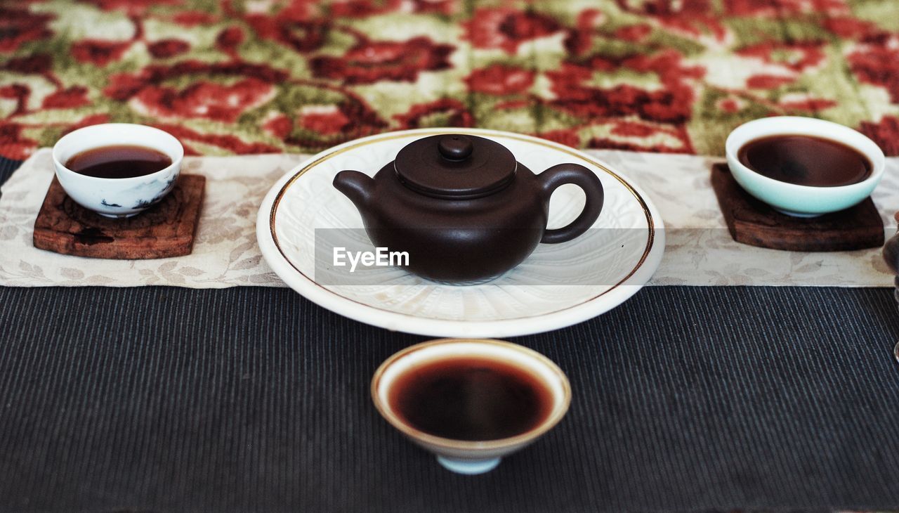 CLOSE-UP OF CUP OF COFFEE WITH TEA