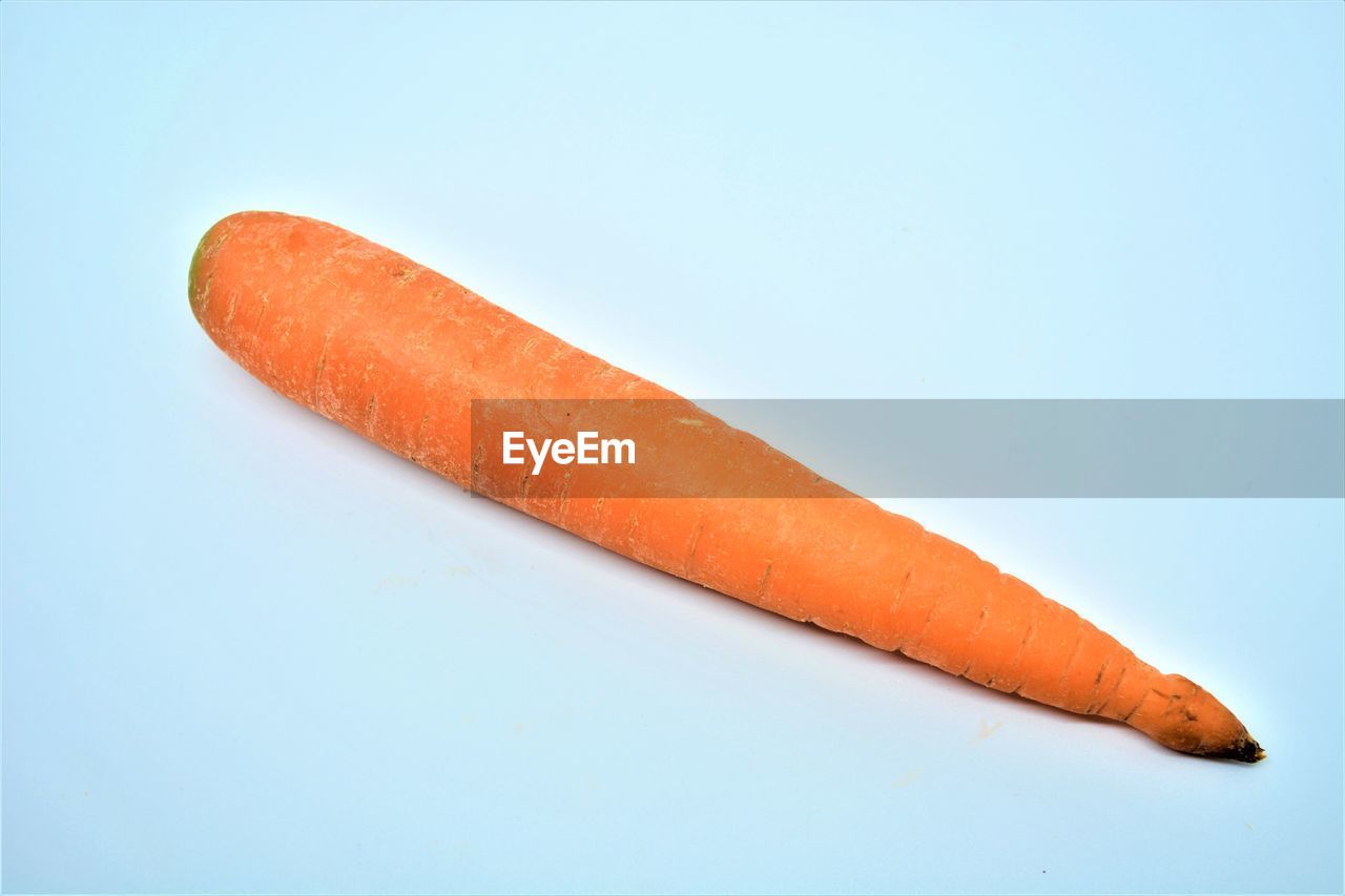 HIGH ANGLE VIEW OF ORANGE PEPPER AGAINST WHITE BACKGROUND