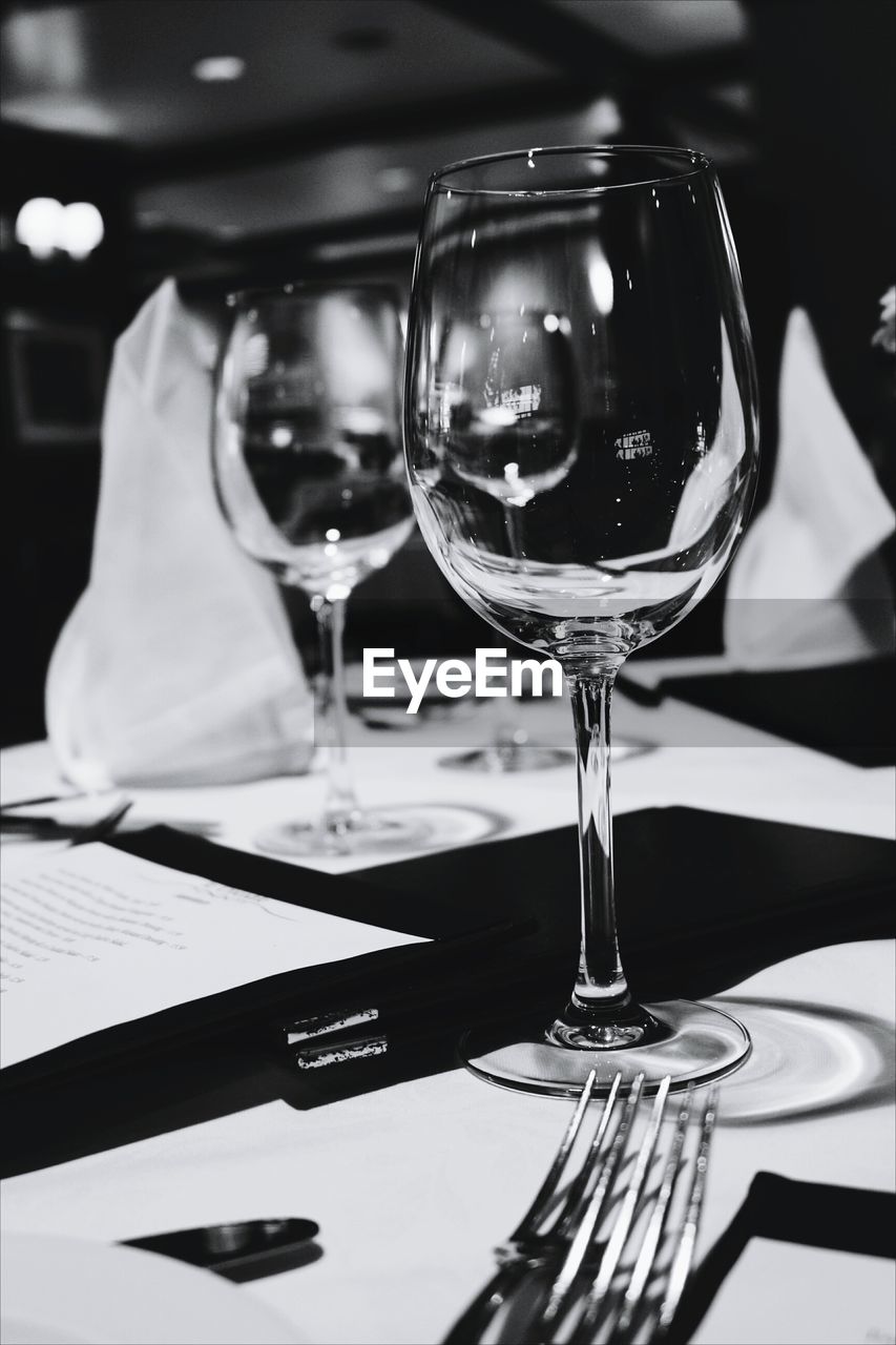 CLOSE-UP OF WINE GLASS ON TABLE