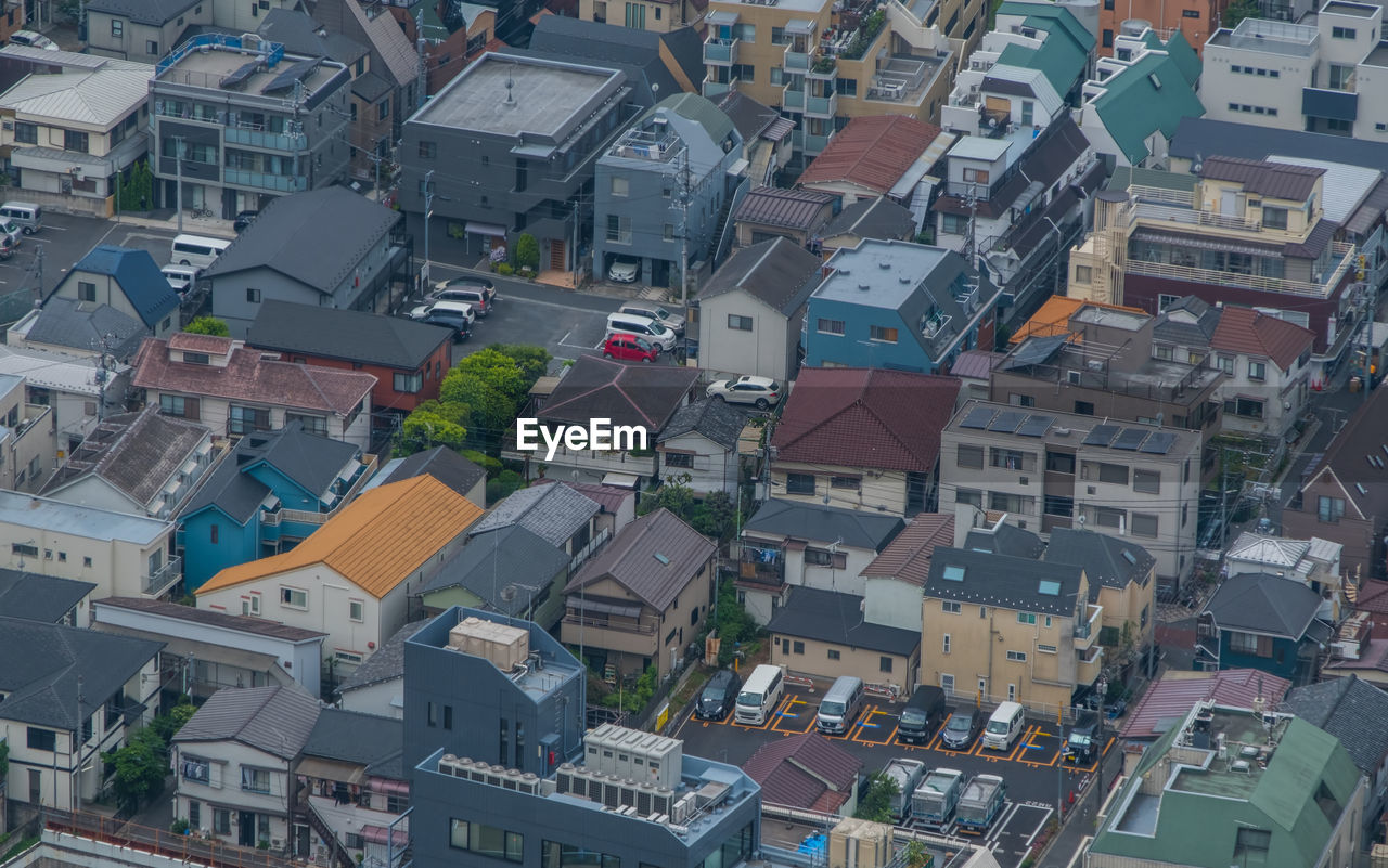 HIGH ANGLE VIEW OF STREET AMIDST HOUSES IN CITY