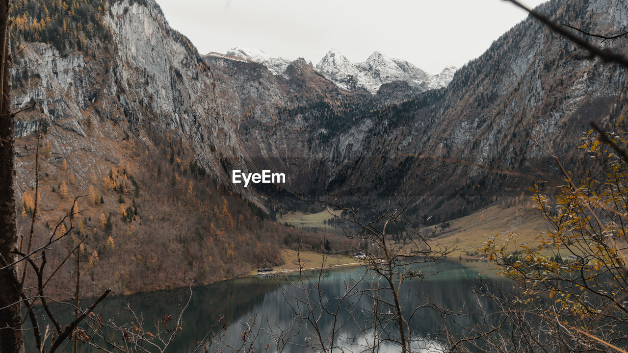 SCENIC VIEW OF LAKE BY MOUNTAIN AGAINST SKY