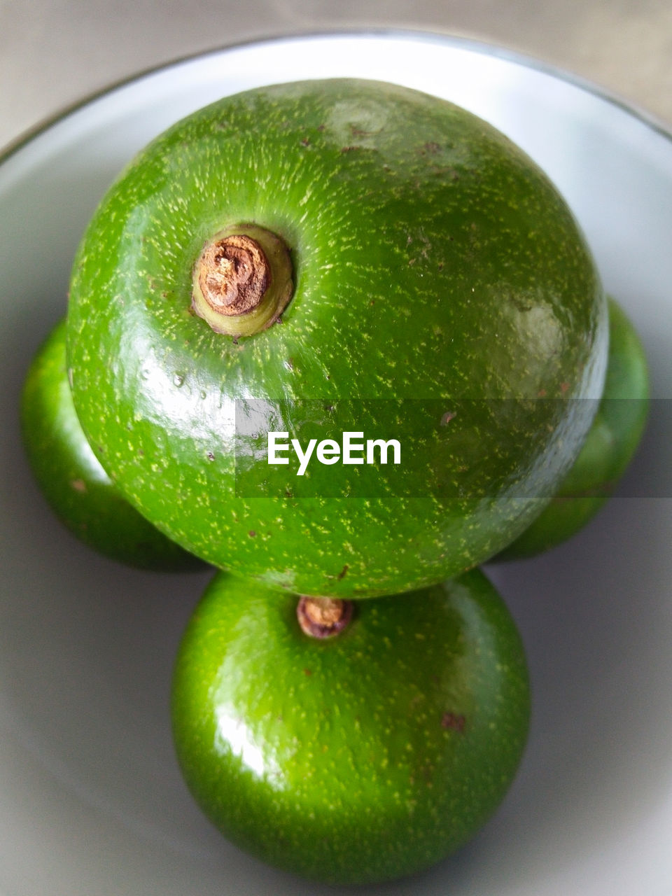 HIGH ANGLE VIEW OF LEMON IN PLATE