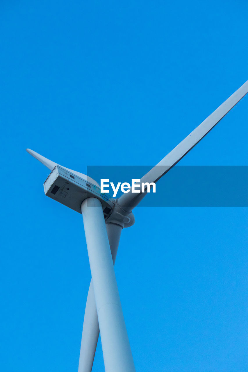 wind turbine, blue, windmill, sky, clear sky, machine, power generation, environmental conservation, renewable energy, alternative energy, no people, wind, low angle view, technology, turbine, nature, copy space, environment, day, wind power, electricity, sunny, outdoors, wing