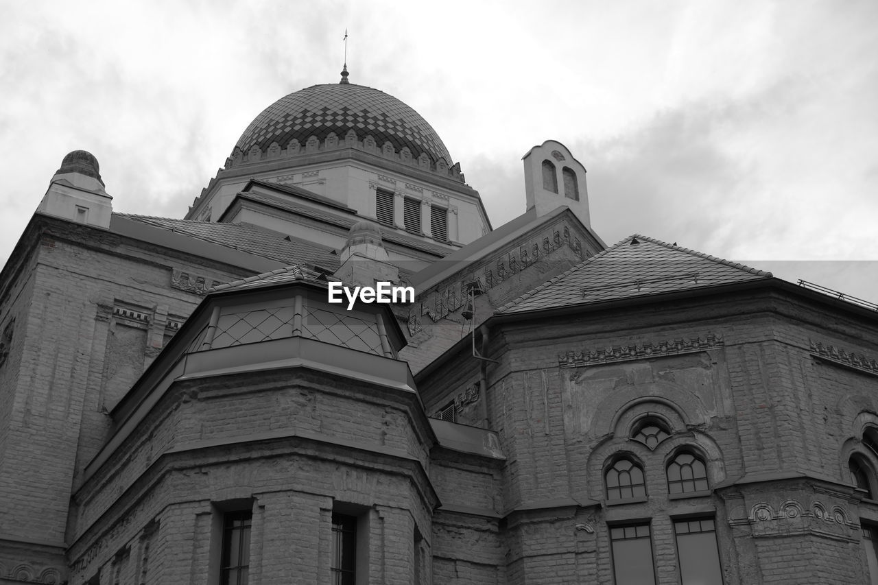 LOW ANGLE VIEW OF A BUILDING AGAINST SKY