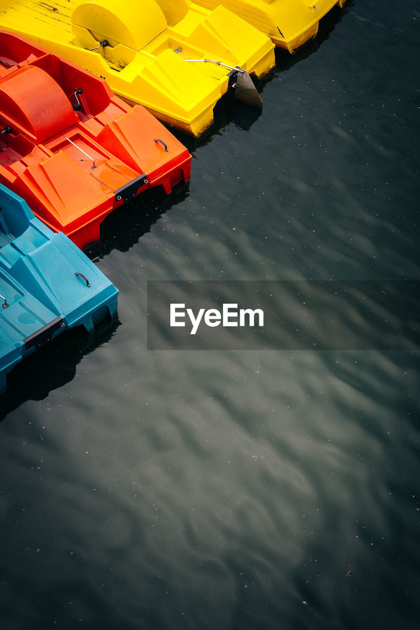 HIGH ANGLE VIEW OF YELLOW BOAT IN LAKE