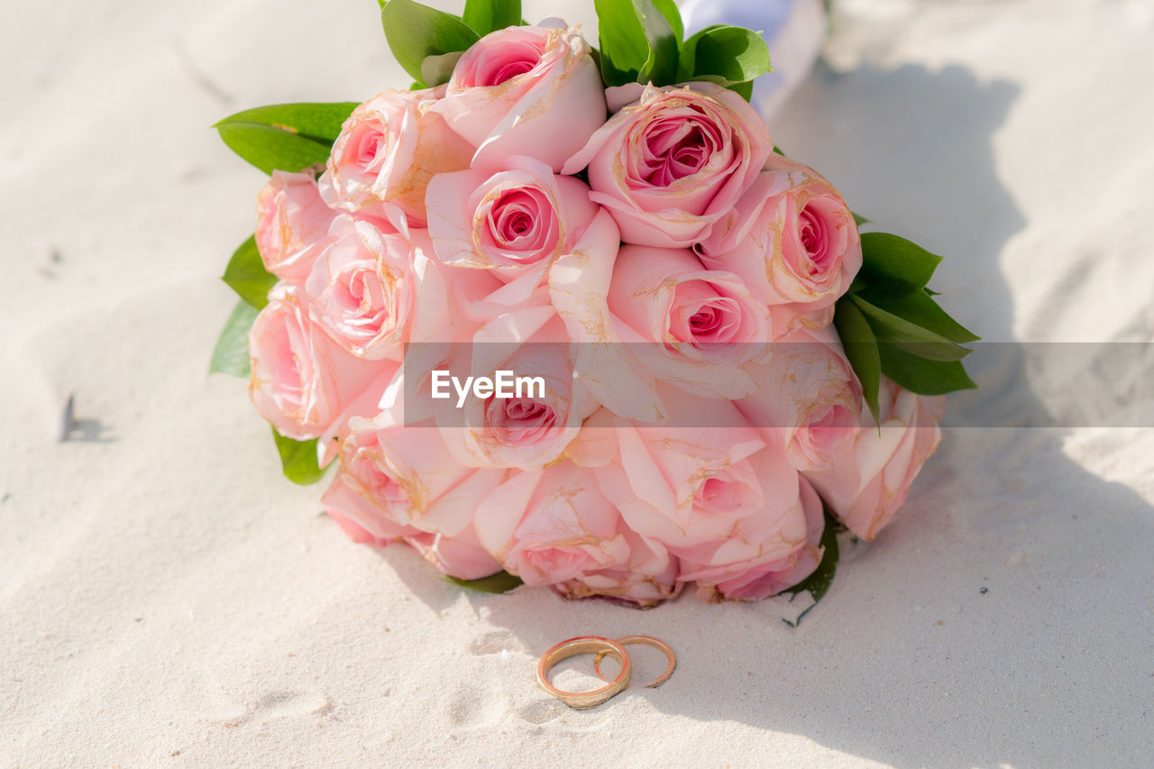 HIGH ANGLE VIEW OF ROSE BOUQUET ON PINK ROSES