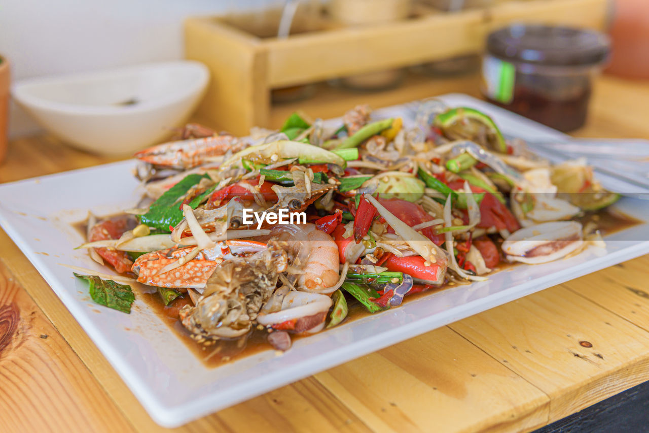 HIGH ANGLE VIEW OF MEAT AND VEGETABLES ON TABLE