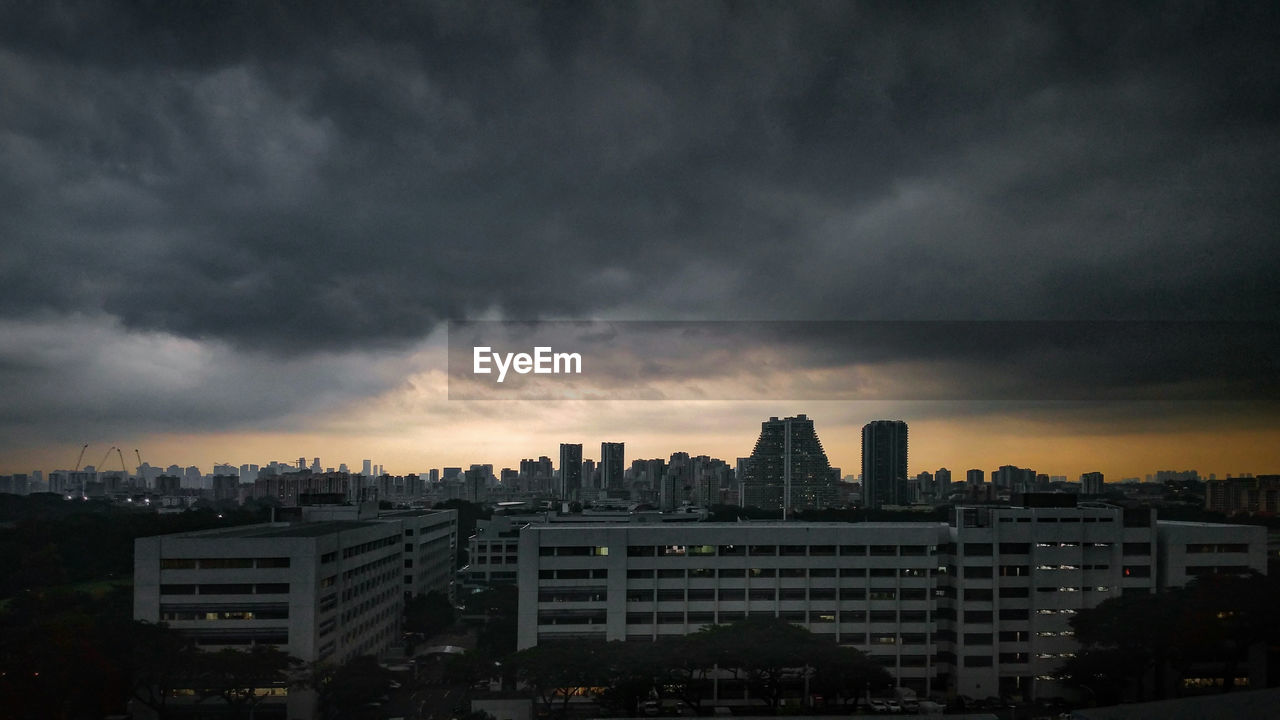 VIEW OF CITYSCAPE AGAINST SKY