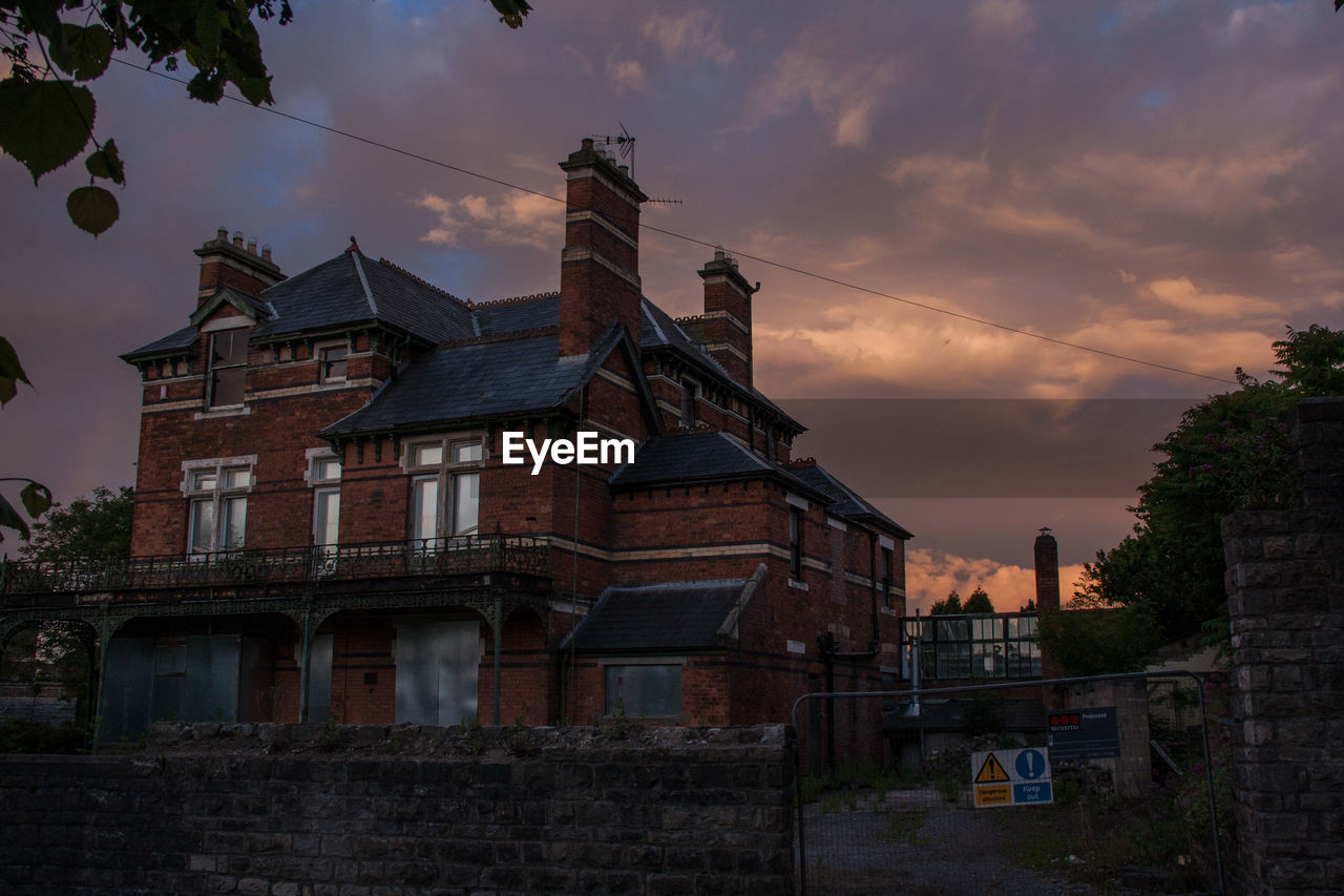 VIEW OF BUILDINGS AGAINST CLOUDY SKY