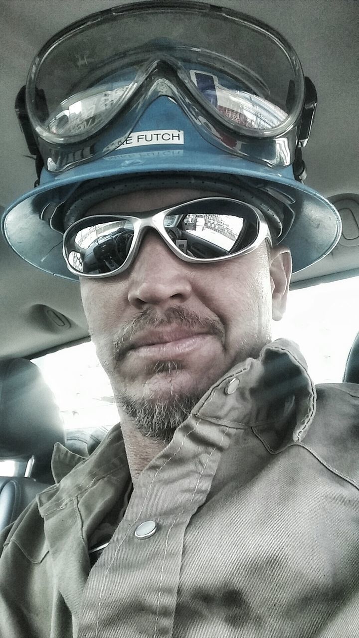 PORTRAIT OF YOUNG MAN WEARING SUNGLASSES