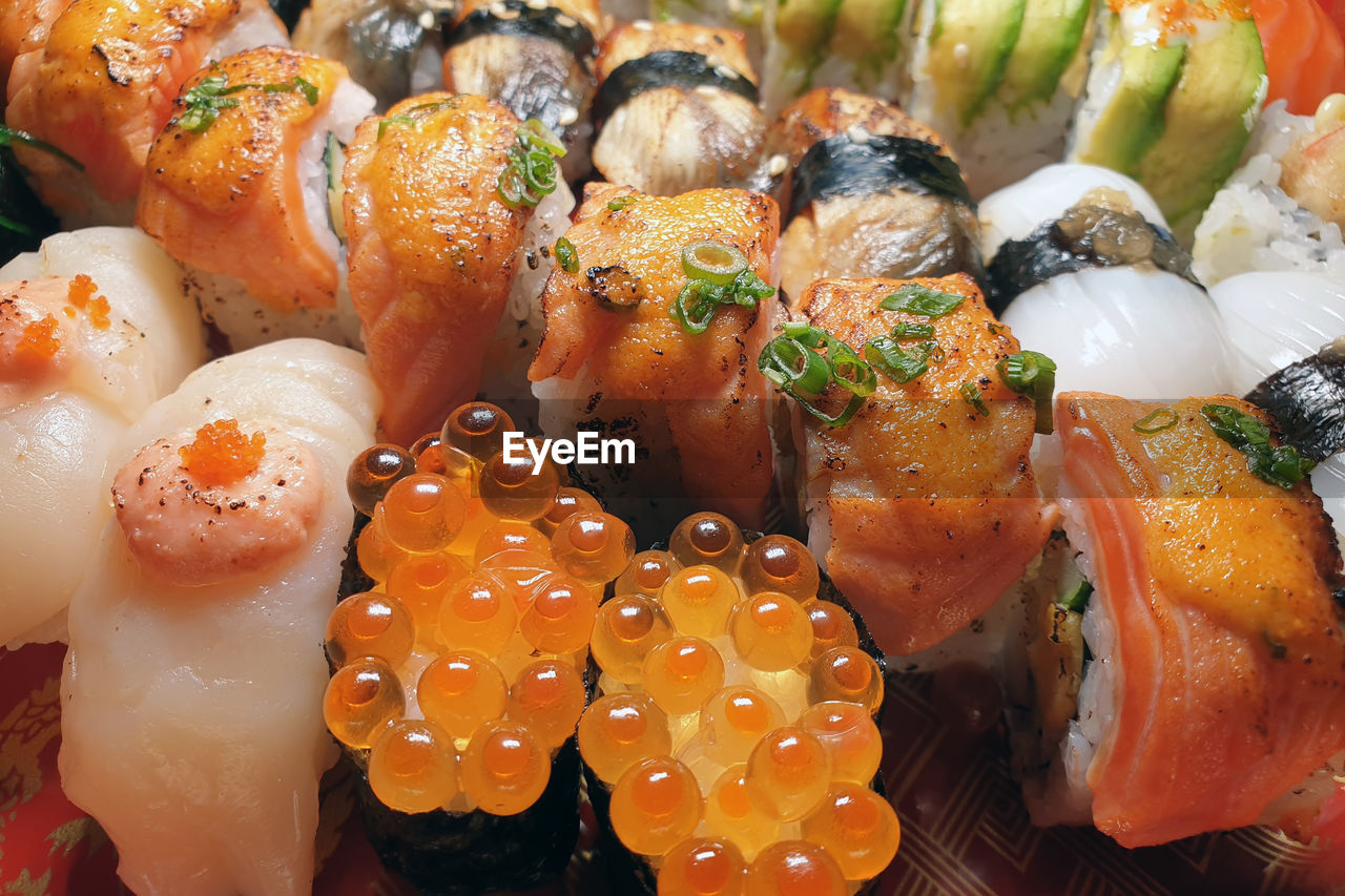 HIGH ANGLE VIEW OF SUSHI ON PLATE