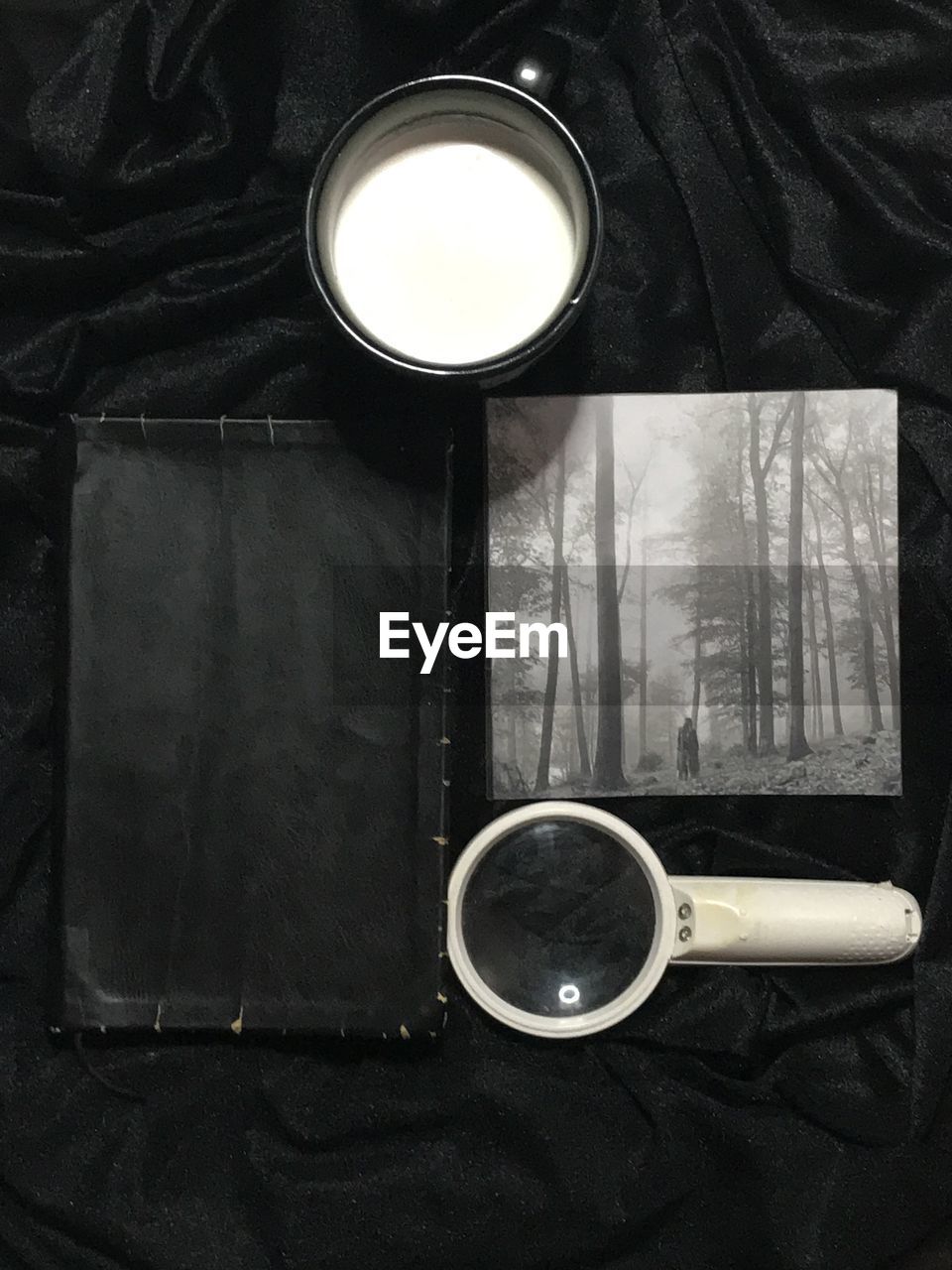 HIGH ANGLE VIEW OF COFFEE CUP AND TABLE