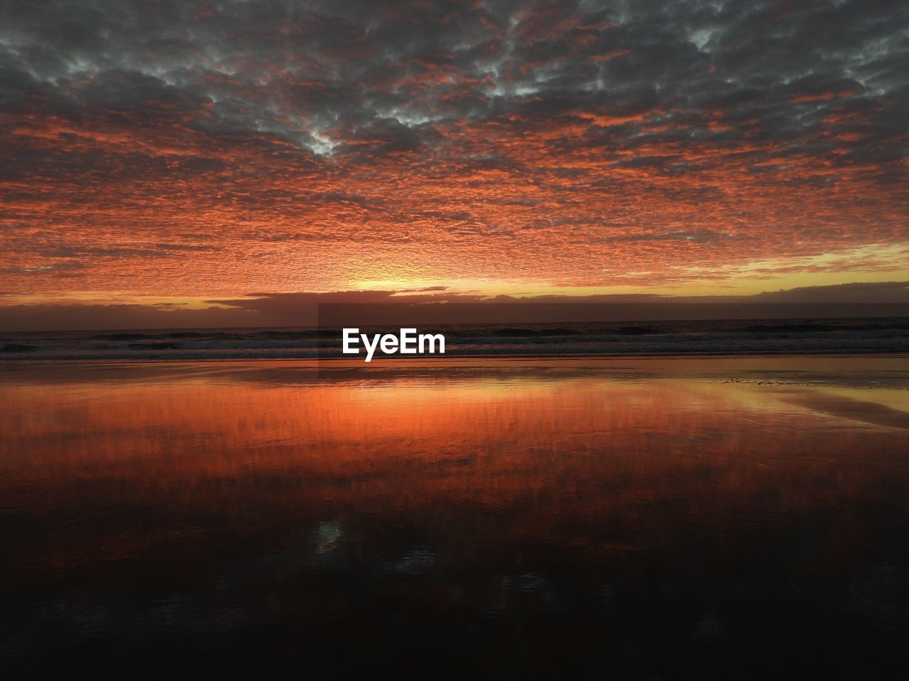 SCENIC VIEW OF SEA AGAINST ROMANTIC SKY