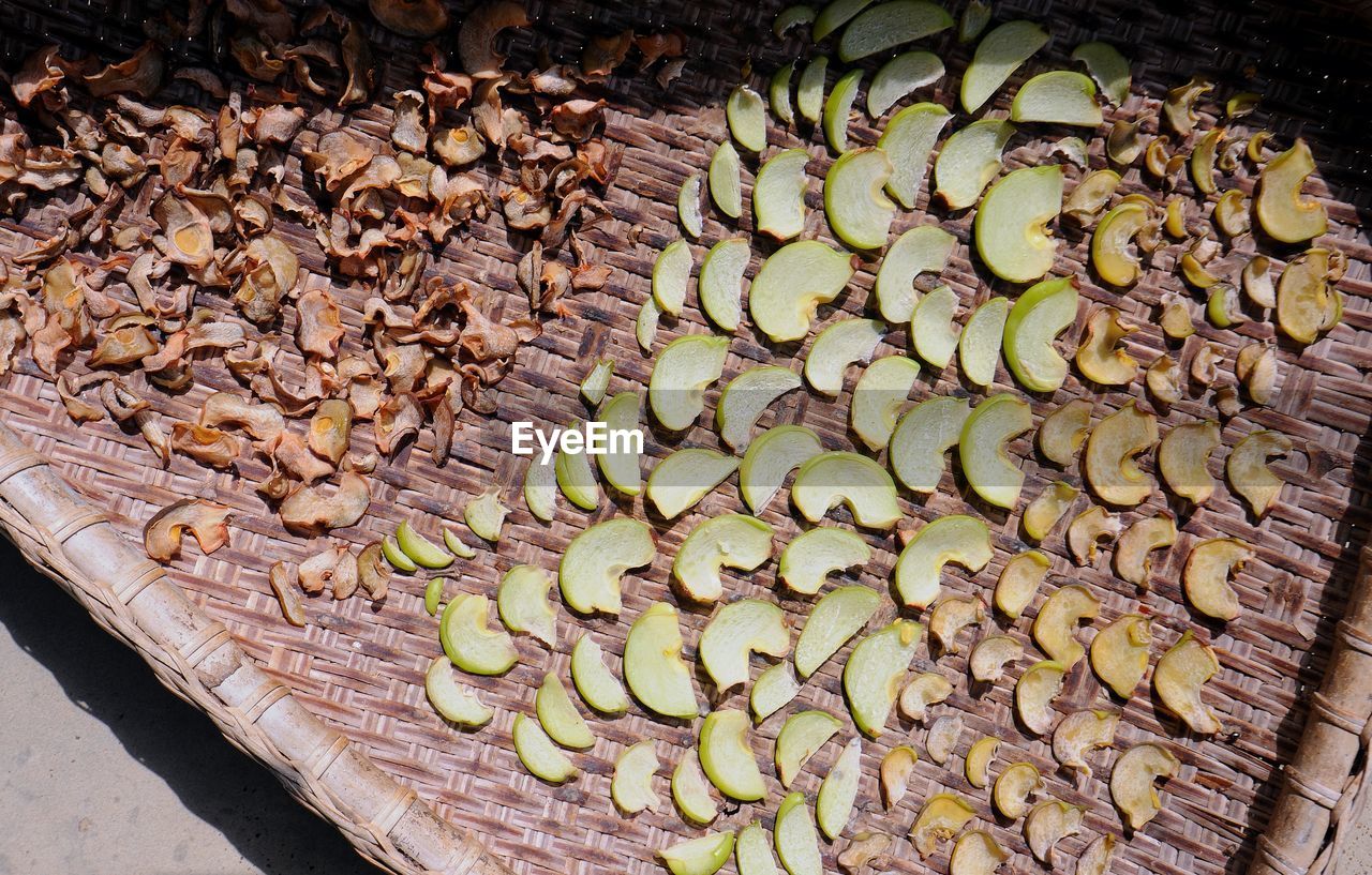 HIGH ANGLE VIEW OF BANANAS IN MARKET