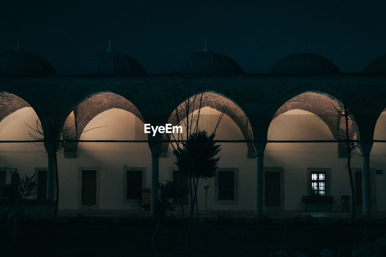 SILHOUETTE BUILDINGS AGAINST SKY AT NIGHT