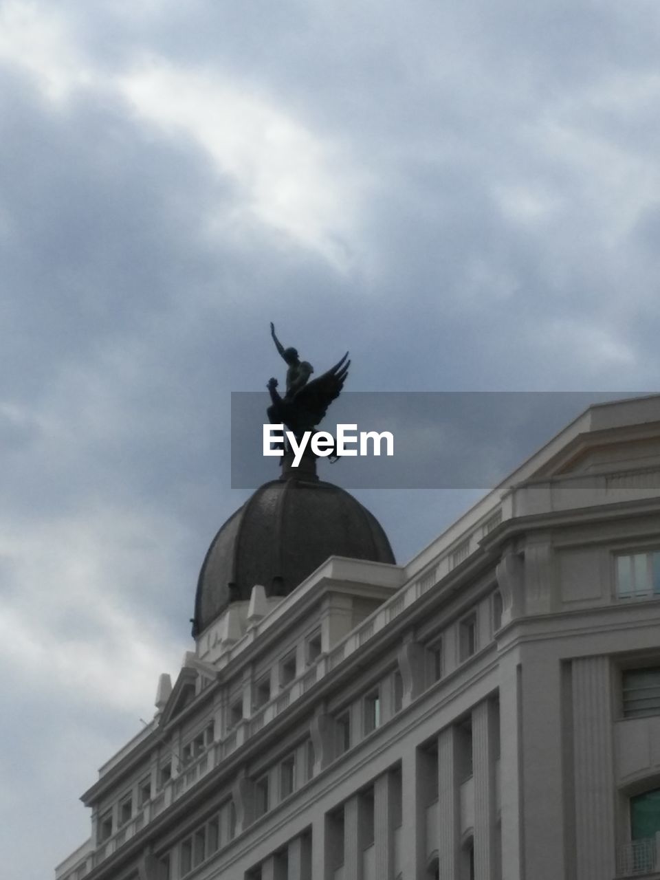 LOW ANGLE VIEW OF STATUE OF BUILDING