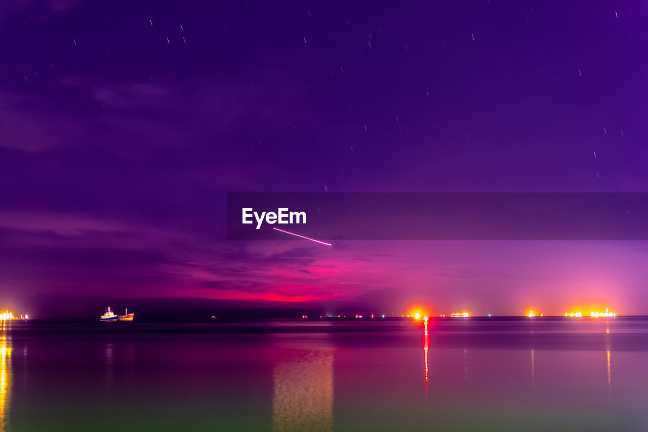 SCENIC VIEW OF LAKE AGAINST SKY AT SUNSET