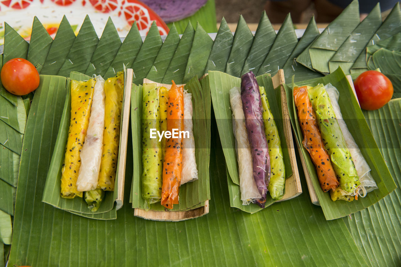 HIGH ANGLE VIEW OF VEGETABLES ON TABLE