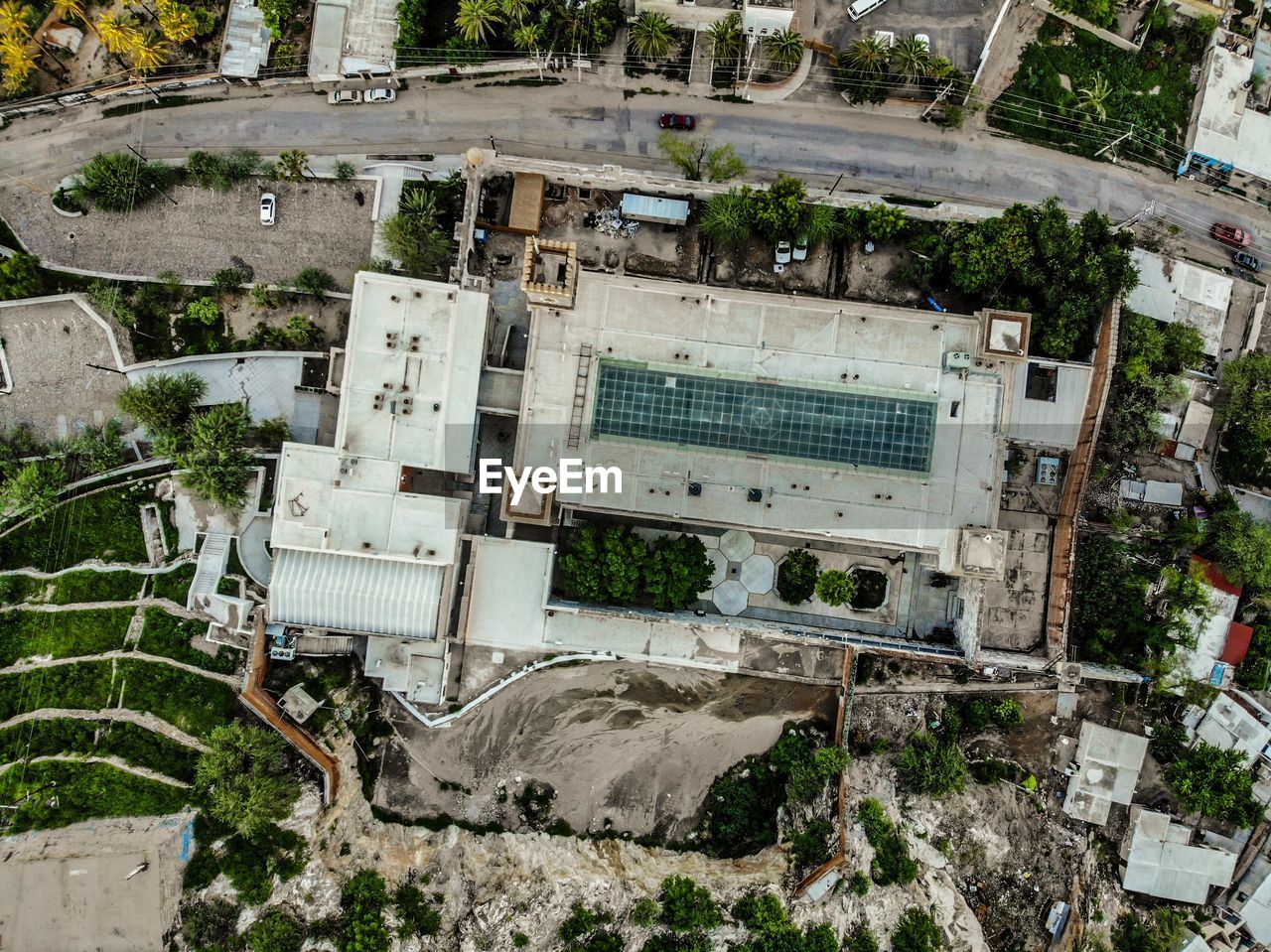 HIGH ANGLE VIEW OF OLD BUILDING IN CITY