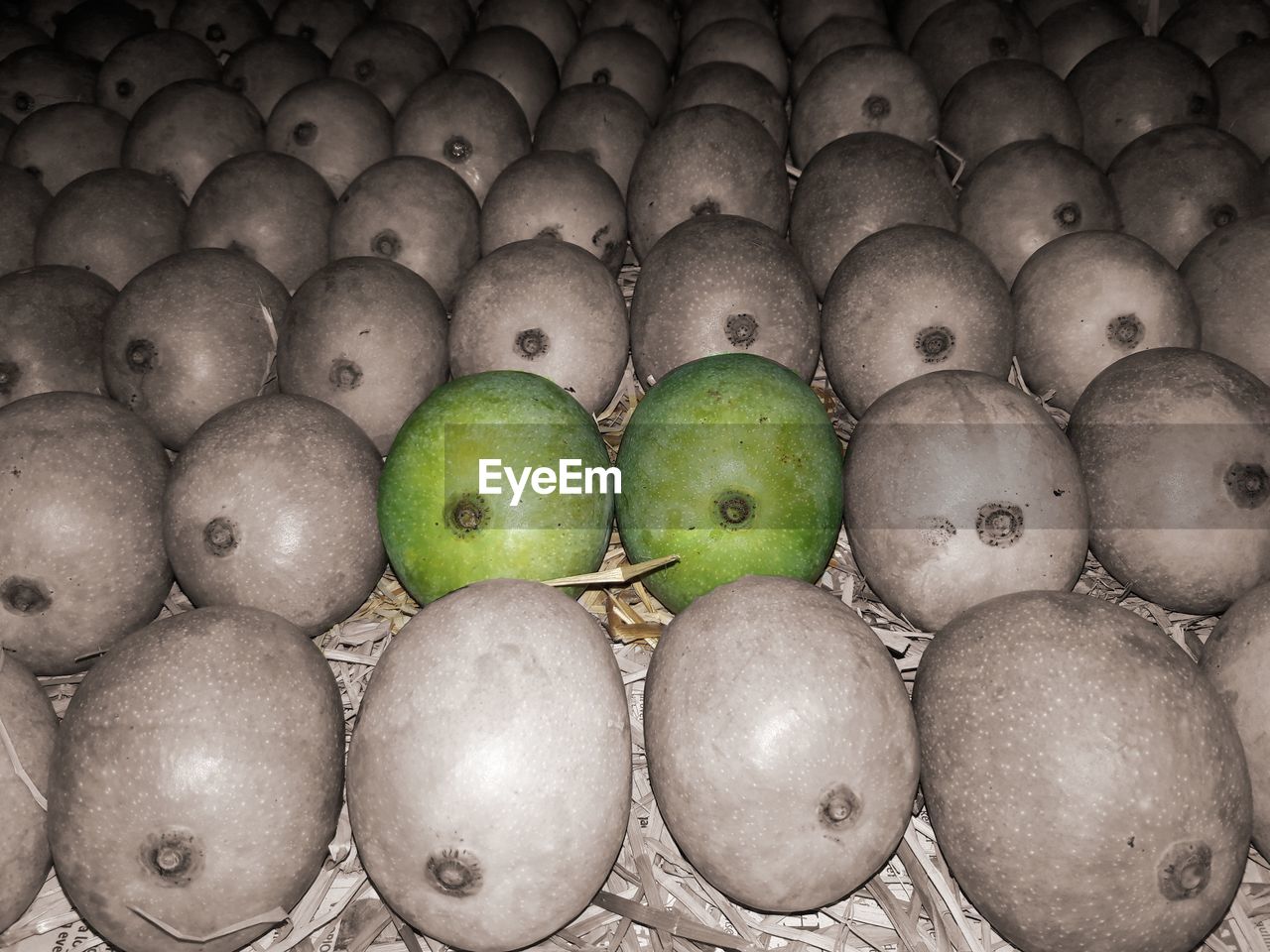 FULL FRAME SHOT OF APPLES FOR SALE AT MARKET STALL