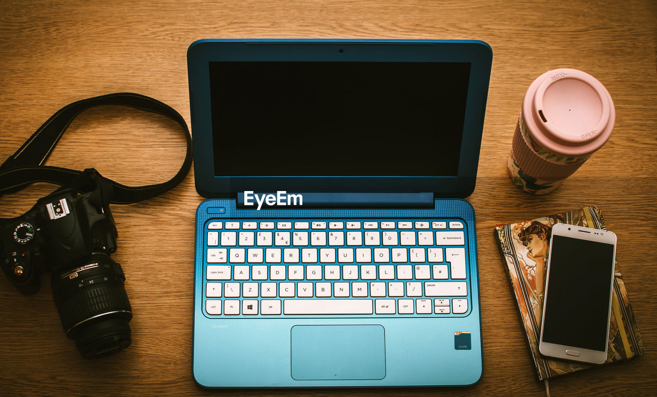 CLOSE-UP OF LAPTOP KEYBOARD