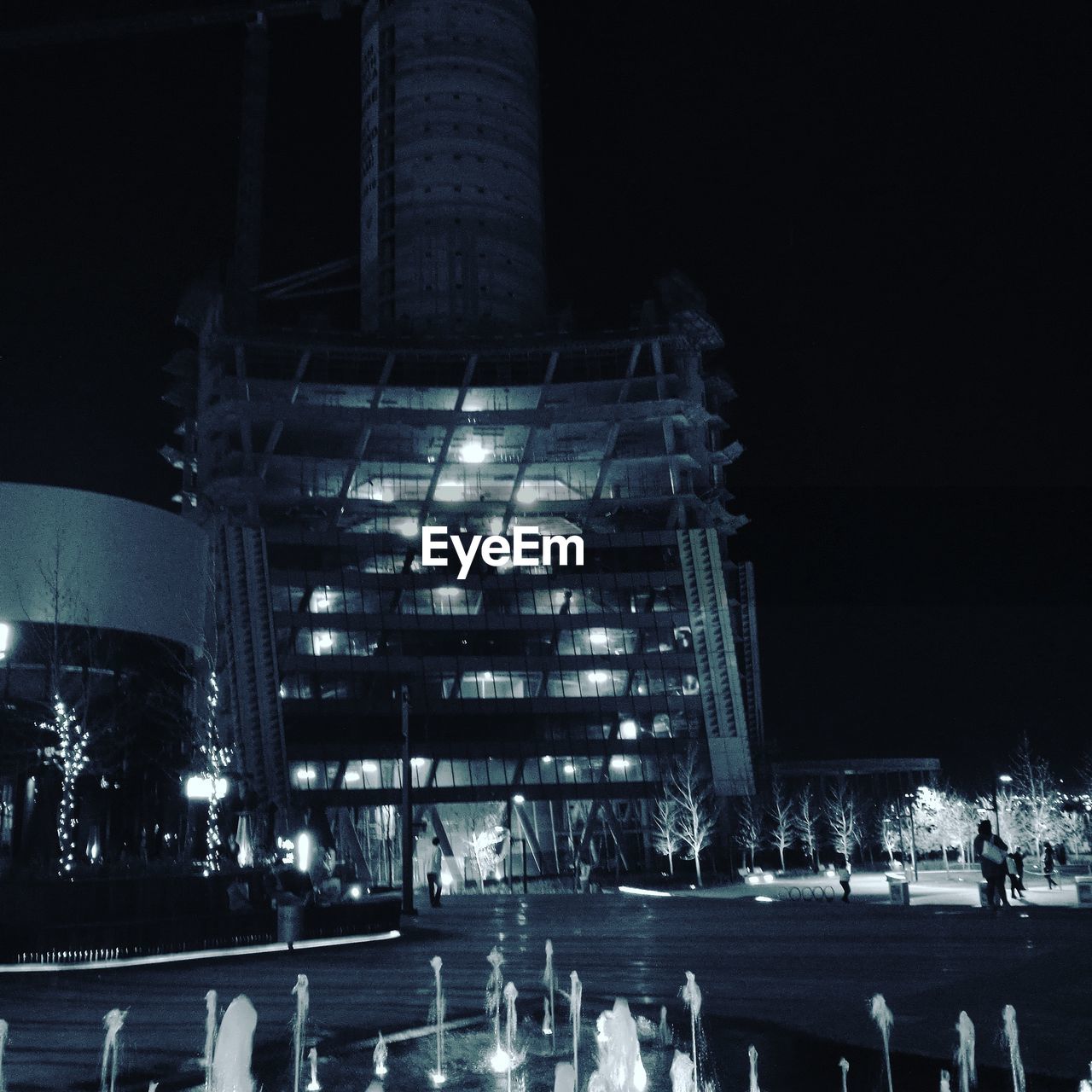 LOW ANGLE VIEW OF MODERN BUILDING AGAINST SKY AT NIGHT