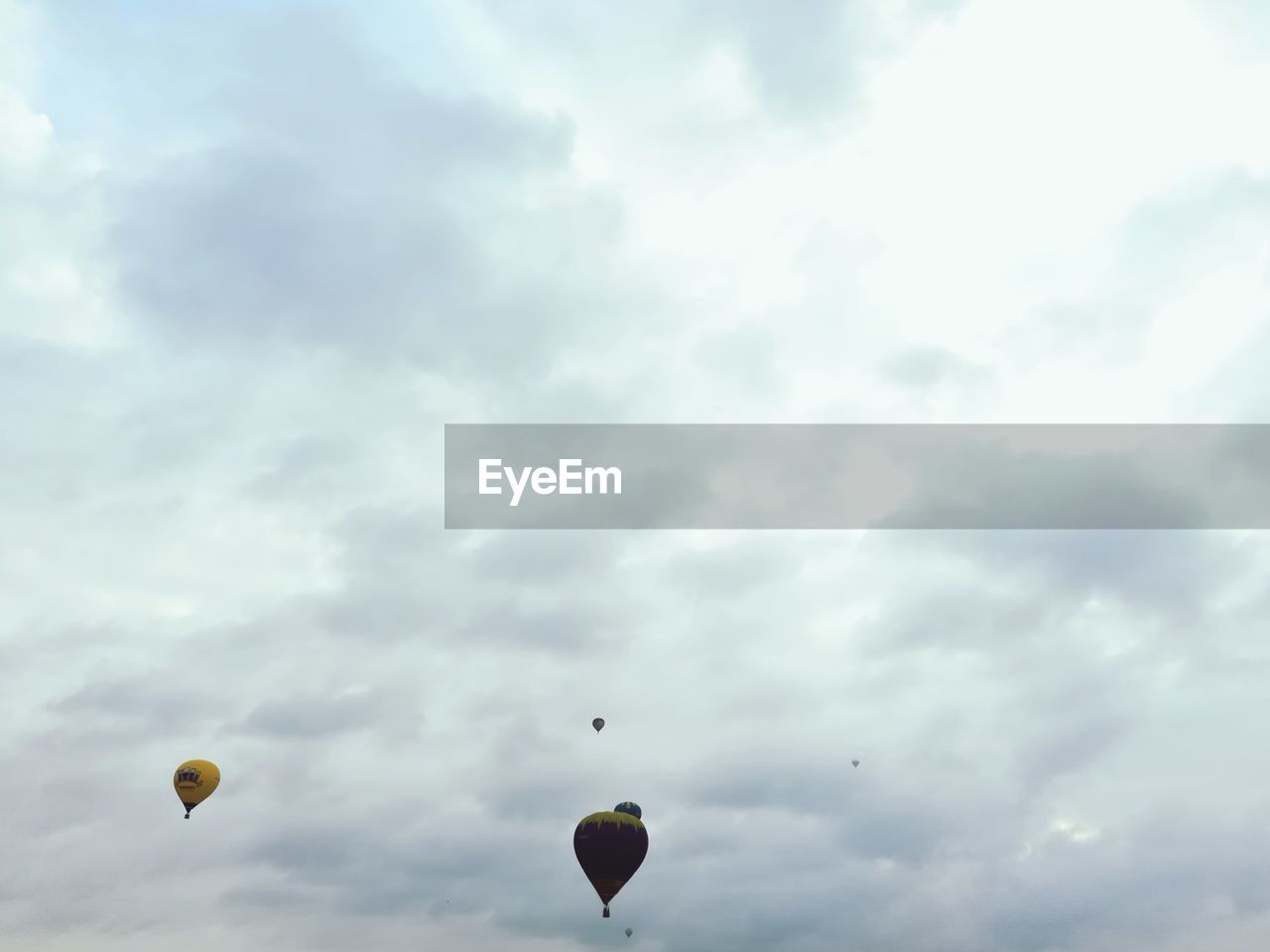 LOW ANGLE VIEW OF HOT AIR BALLOONS FLYING IN SKY