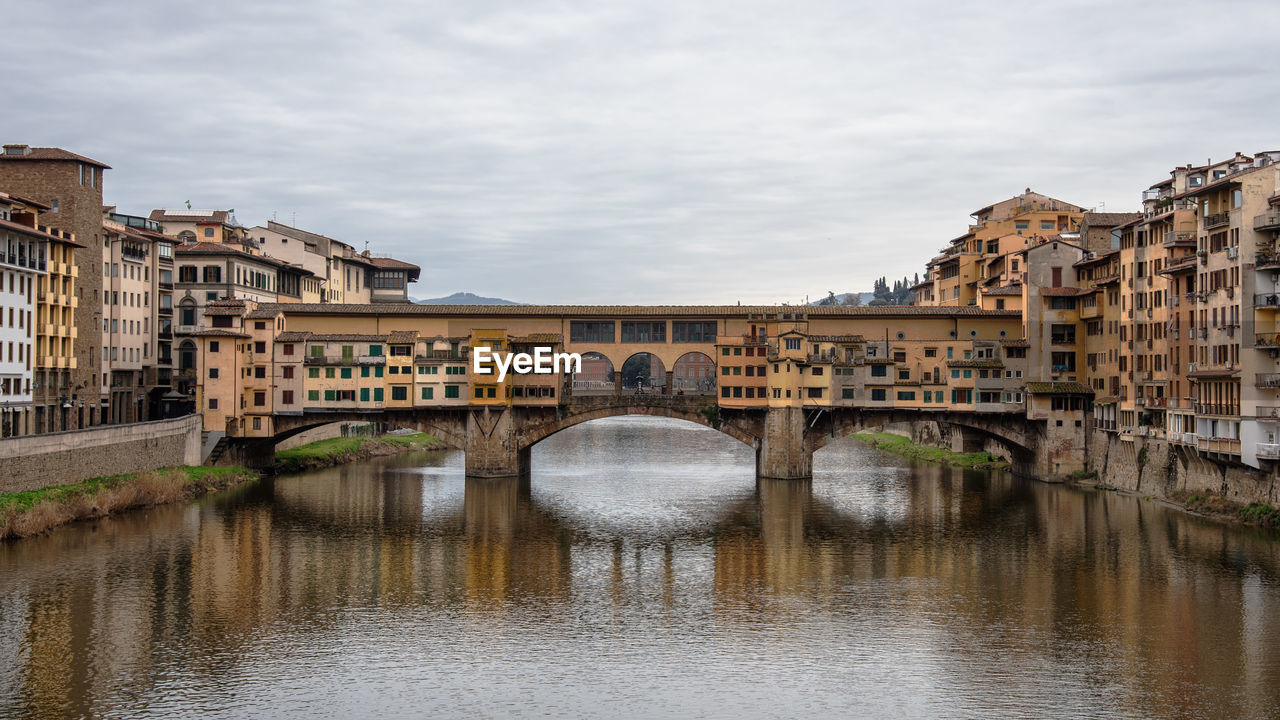 Ponte vecchio, bridge over river in florence against sky