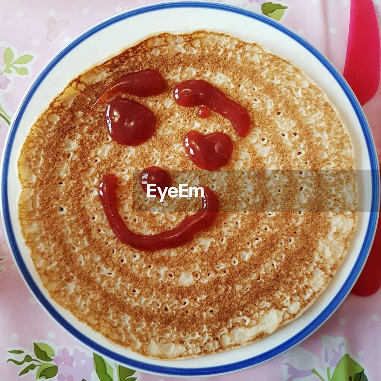 HIGH ANGLE VIEW OF DESSERT IN PLATE