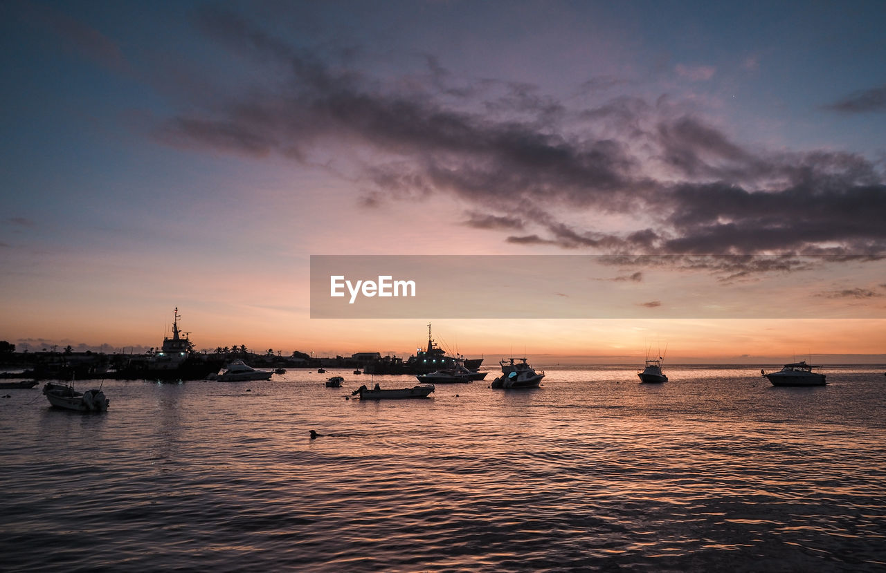 SAILBOATS ON SEA AGAINST SKY DURING SUNSET